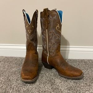 LIKE NEW!! Justin boots ONLY WORN ONCE!! Size 7.5